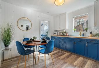 Drum Cottage I Central I Big Dino I Fire Pit I BBQ allows 18 year olds to book a room