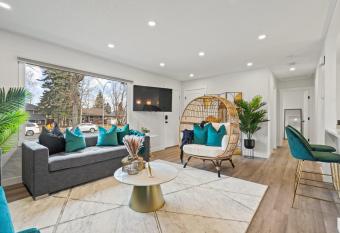 Hakuna Matata I Backyard I 65 Roku TV I Sleeps 12 has Balcony rooms