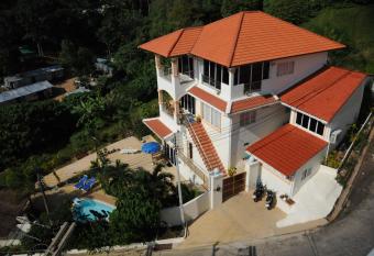 OASIS VILLA Suites & Rooms has rooms with a private hot tub