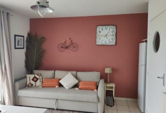 Superbe appartement avec piscine sauna et petite vue mer has Balcony rooms