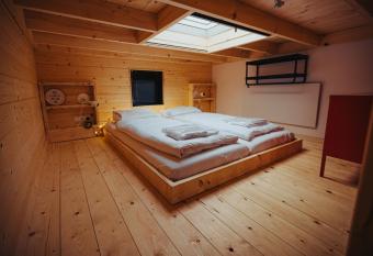 Tiny house Roes has rooms with a private hot tub