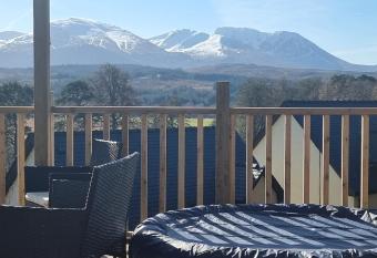 Nadurra But and Ben - Where the Ordinary Becomes Extraordinary has rooms with a private hot tub