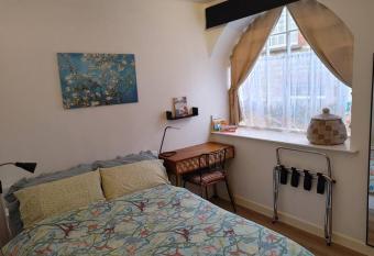 Cosy Flat in a Pretty Town. allows 18 year olds to book a room