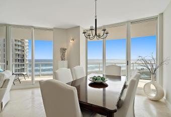 Gorgeous Ocean view Ritz Carlton Residences minimum 4 week stay has Balcony rooms