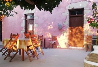 Authentic Crete-Village Vibes has Balcony rooms