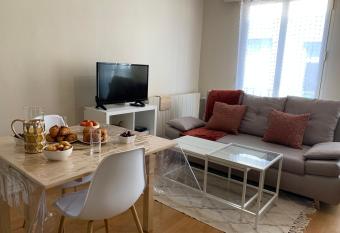 Joli appartement en plein centre allows 18 year olds to book a room