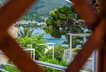 Studio Apartman Blue Bay has Balcony rooms