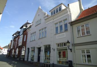 Foldenhus Ferieboliger og B&B allows 18 year olds to book a room