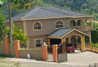 RUSTIK INN cozy home away from home has Balcony rooms