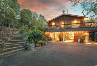 Majestic Views - Sonoma Plaza/Mission Highland has Balcony rooms