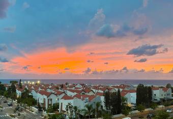 Beachfront Studio, fully equipped allows 18 year olds to book a room