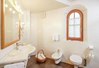 Hotel Alte M  hle 4 Stelle has rooms with a private hot tub