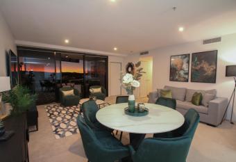 Circle on Cavill FREE parking has rooms with a private hot tub