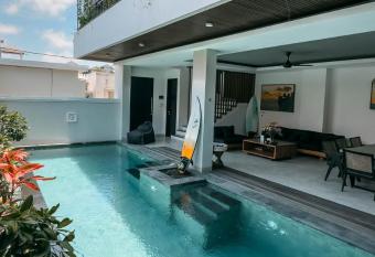 Villa Mandee Uluwatu has rooms with a private hot tub