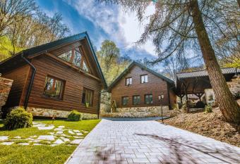 Montemira has rooms with a private hot tub