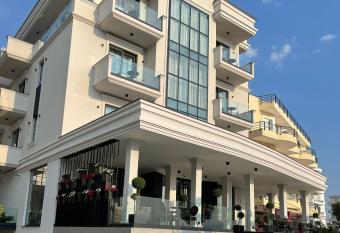 Rozafa Palace Hotel allows 18 year olds to book a room