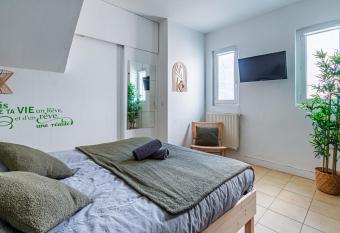 Appart Hotel NuiteeJour Versailles Saint Cyr l Ecole has Balcony rooms