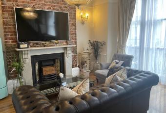 Beautiful Seaview 2 Bedroom Apartment has Balcony rooms