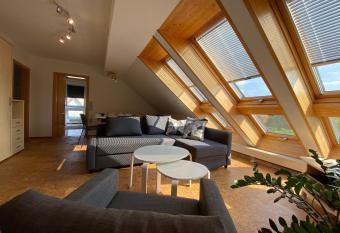 Helles, ruhiges, neues documenta15 Quartier allows 18 year olds to book a room