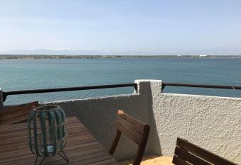 Ile du Cap Coulad  re - Vue magnifique lac marin - Baignoire Jaccuzi - Complexe piscine, sportif, animations has rooms with a private hot tub