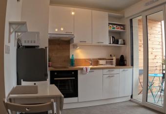 Studio Cosy Chambray-Les-Tours has Balcony rooms