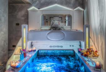 Hotel Butterfly - We Suite has rooms with a private hot tub