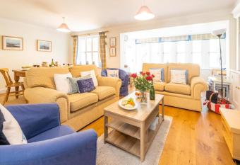 12 Prevetts Way - Aldeburgh Coastal Cottages has Balcony rooms