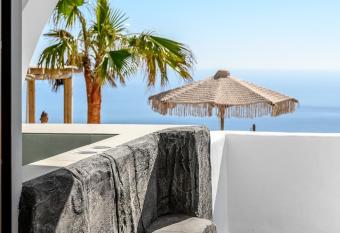 Leon Luxury Suites has rooms with a private hot tub