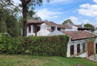 Amplia casa Antigua Guatemala con p  rgola y jard  n has Balcony rooms