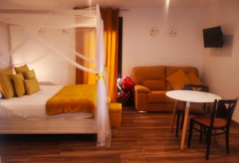 Escapada Romantica con Jacuzzi y vistas al Castillo de Trevejo allows 18 year olds to book a room