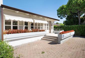 Villa Yolanda has Balcony rooms