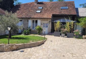 G  te de la tour de Loire - 65 m2 au pied d une tour de gu   du 17  me si  cle allows 18 year olds to book a room