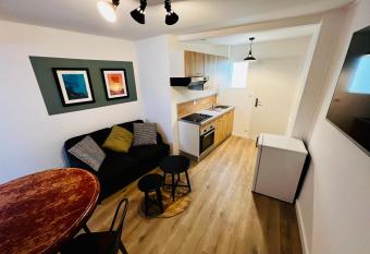 Le Chromatique, 2 pers, centre-ville allows 18 year olds to book a room