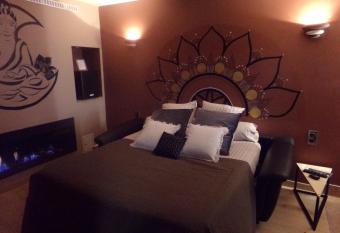 chambre avec spa privatif allows 18 year olds to book a room