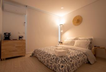 Coxim - com p  tio em pleno cora    o de Aveiro allows 18 year olds to book a room