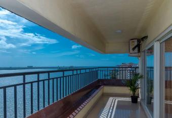 Best sea view Serviced Apartment s at Marine Drive has Balcony rooms