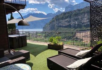 Hotel Isola Verde has rooms with a private hot tub