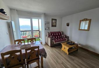 LES BALCONS DU SOLEIL L OURSON allows 18 year olds to book a room