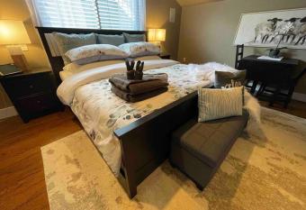 Cozy loft in Upper Gibsons allows 18 year olds to book a room