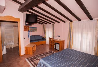 Hotel Vittoria has rooms with a private hot tub