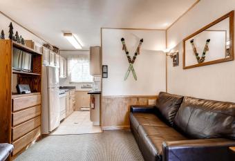 Centrally Located Gem with Wi-Fi, Affordable & Efficient with Onsite Hot Tubs PM7A allows 18 year olds to book a room