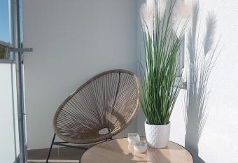 Nadmorski allows 18 year olds to book a room