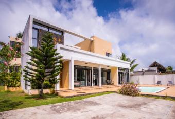 Villa Fitz: Sunlit Beach Getaway w/ Pool + WIFI has rooms with a private hot tub