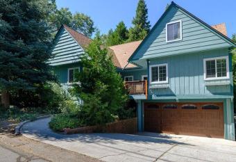 TheDragon's Den Mega Cabin Sleeps 12 has Balcony rooms