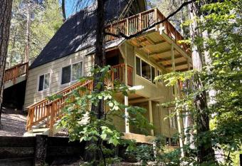 Lakes Edge Lodge A-frame steps away from the lake! has Balcony rooms
