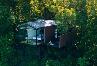 Amal   Monteverde has rooms with a private hot tub