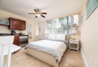 Central Fort Lauderdale Beach With Free Parking 1 has Balcony rooms
