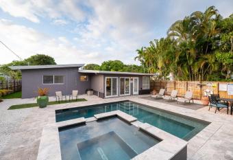 The Getaway at Wilton Manors has rooms with a private hot tub