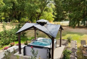 2 acre Home, Pond view with Hot-tub - sleeps 14 has Balcony rooms