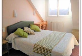 L Or  e du Bois allows 18 year olds to book a room